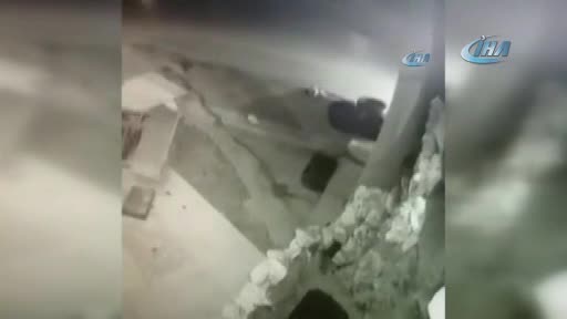 Kamyonla gelip Türk bayrağını indirdiler!