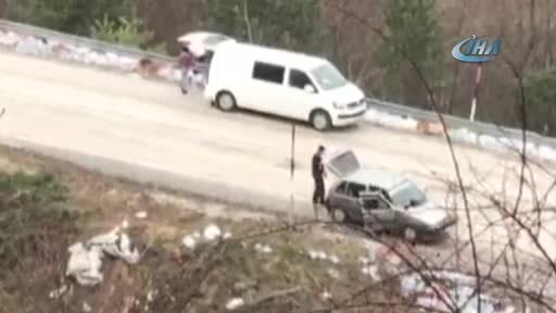 Bursa'da brandası açılan tırın dorsesinden saçılan suları kamyonetlere doldurdular