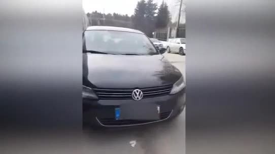 Yaya yoluna park eden arabaları ezip geçti!