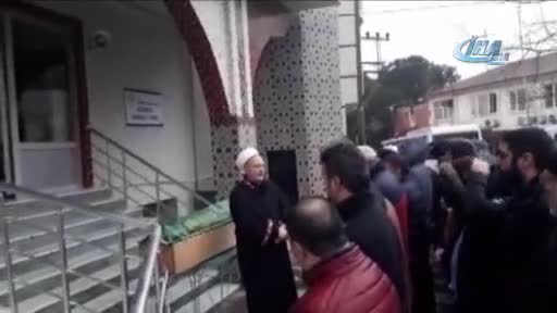 Cani cenazede taziyeleri kabul etmiş