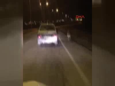Köpeği, otomobiline bağlayıp koşturdu
