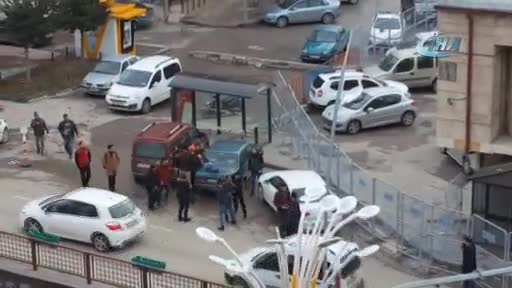 Erkeklerin kavgasını kızlar araya girerek ayırdı