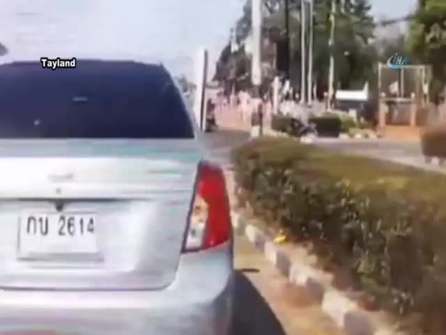 Pikap motosikleti biçti: 1 ölü