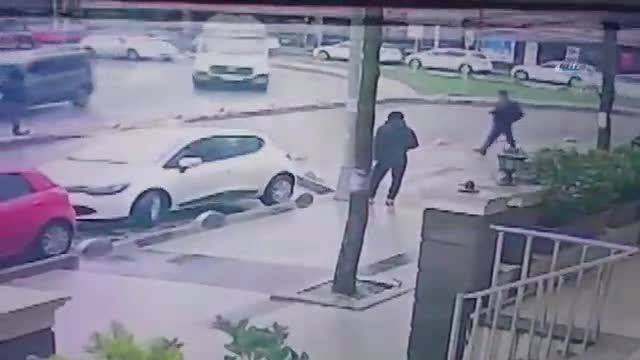 İstanbul'da "pembe şemsiyeli hırsız" kamerada