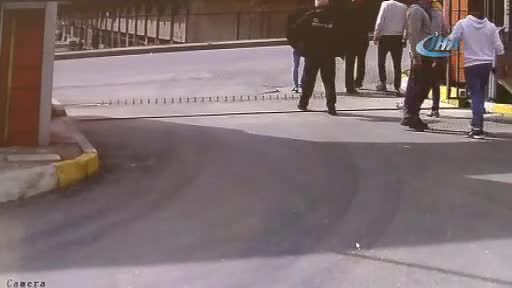 Suriyeliler sokak ortasında birbirine girdi!