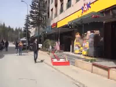 Üniversiteli genç kız tabelanın altında kaldı!