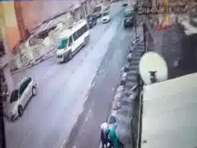 Yolda yürüyen iki genç kız kıl payı ölümden döndü