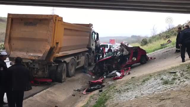 Bursa'da otomobil hafriyat kamyonuna çarptı!