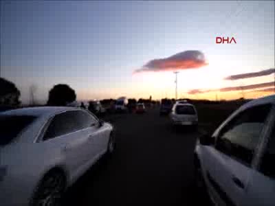 Otomobil yürüyüş yapan iki kadını ezdi