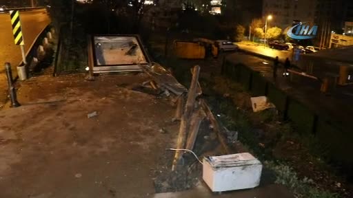 Midibüs önce otobüs durağına daldı, sonra 10 metreden uçtu! Yaralılar var