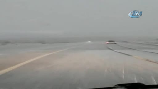 Şimşeğin elektrik direğine düşme anı amatör kamerada