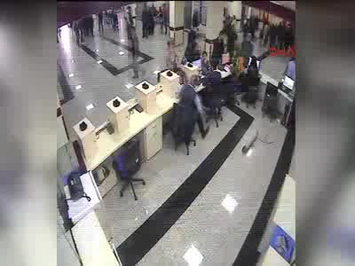Yere düşen hastayı canlı bomba sandılar!