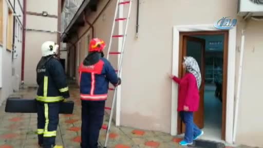 Bursa'da duvar boşluğuna sıkışan kedi motorlu testereyle kurtarıldı