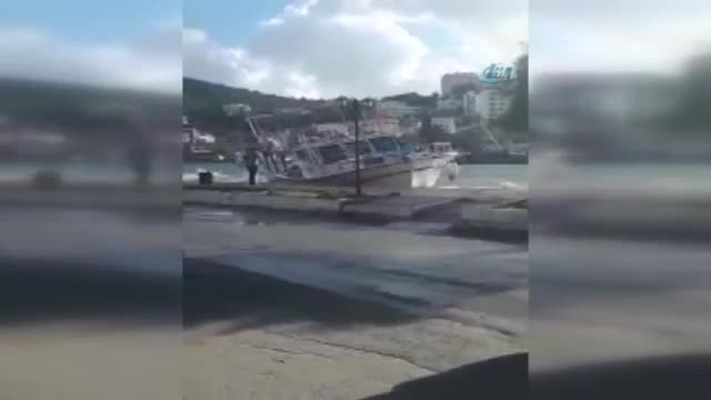 Batma tehlikesi geçiren tekneyi elleriyle tutmaya çalıştılar