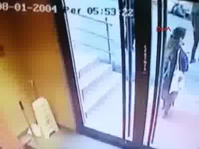 Şehrin göbeğinde dehşet! Otel sahibinin oğlu öldü, yaralılar var
