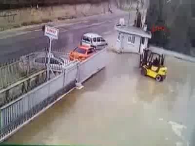 Patron delirdi! Araçları forkliftle yola fırlattı