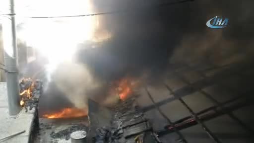 Bursa'da elektrik kontağından çıkan yangın 2 dükkanı küle çevirdi