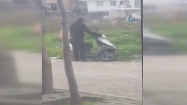 Fırsatçı motosiklet hırsızı kameraya yansıdı