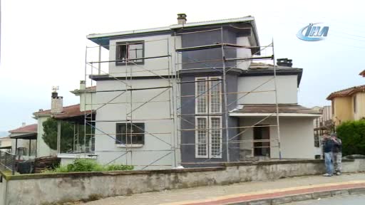 Bursa'da villanın kaçak katı balyozla yıkıldı