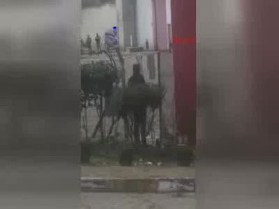 Cezaevine alınmayınca, otomobiliyle girdi!