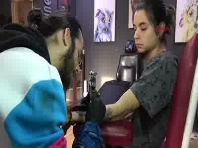 Bursa'da iki üniversite diplomasını duvara asıp dövmeci oldu&nbsp;