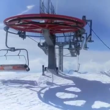 Gürcistan'da teleferik kontrolden çıkınca yolcuları fırlattı
