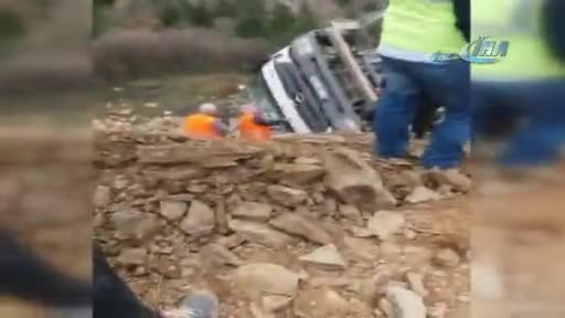 Bursa'da yol çalışmasında hafriyat kamyonu devrildi