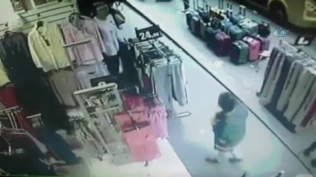 Poşetli pijama hırsızı kameradan kaçamadı