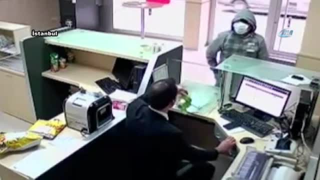 Soyguncuya canı pahasına direndi