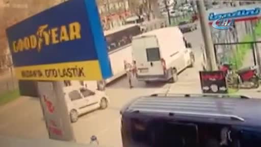 Bursa'da iki aracın arasında feci şekilde sıkıştı