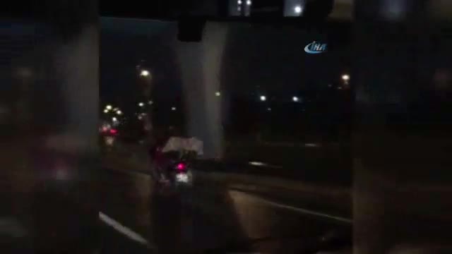 Motosiklet üzerinde tehlikeli yolculuk kamerada