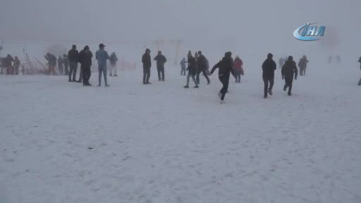 Bursa Uludağ'da kar yağması ile birlikte sezon uzadı