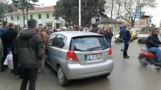 Bursa'da otomobile çarpan motosiklet sürücüsü ölümden döndü!