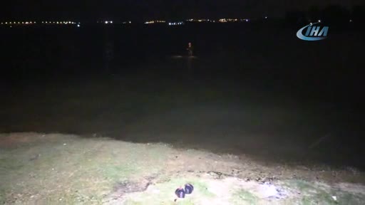 Göle düşen aracının akıntıya kapılmaması için üzerinde bekledi