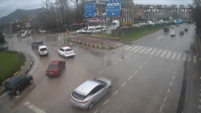 Çay bahçesinin giren otomobilin kaza anı!