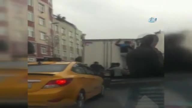 Trafikte ölüme meydan okuyan çocuklar kamerada!