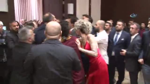 Ünlü DJ Berna Öztürk'e galada saldırı