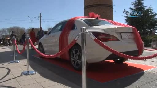 Tek dersten kalan öğrenci son model otomobil kazandı