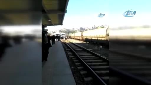 Perona yanaşamayan trene yolculardan sandalyeli çözüm