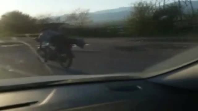 Motosikletli sürücünün tehlikeli yolculuğu