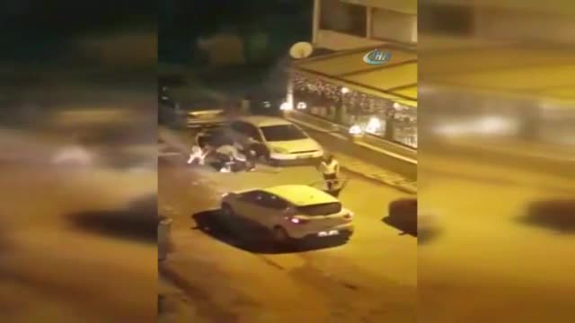 Travestilerin sopalı kavgası kamerada