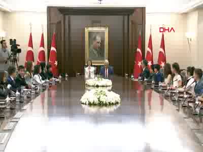 Başbakan Yıldırım koltuğunu Esma'ya bıraktı