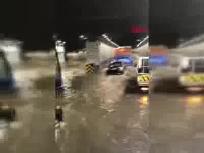 Şiddetli yağış Ankara'yı vurdu