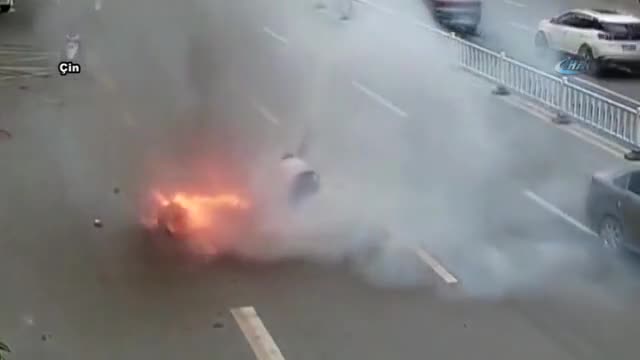 Motosiklet bir anda alev aldı!