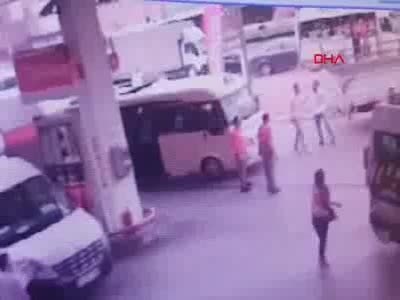 Minibüs sürücüsü polise saldırdı
