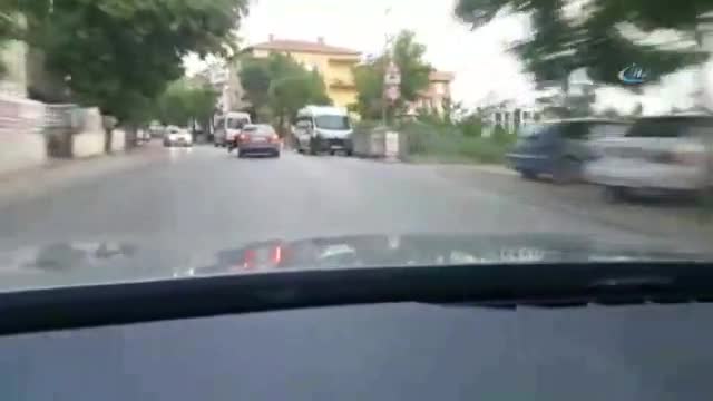 Otomobiline çarpan aracı böyle durdurmak istedi