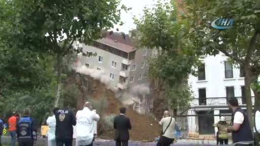 İstanbul'da toprak kayması nedeniyle çökme tehlikesinin meydana geldiği bina çöktü