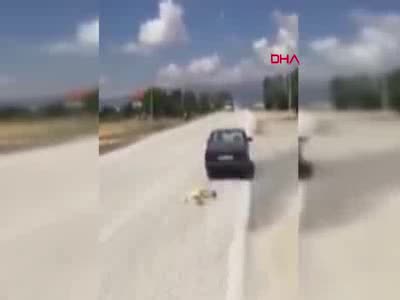 Otomobilin arkasına bağladığı köpeği sürükledi