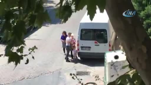 Sokak ortasında panik! Çocuğunun gözü önünde bıçak çekti