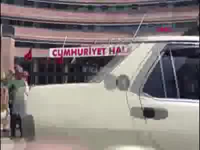 Evinden getirdiği koltukla CHP Genel Merkezi önünde koltuklu eylem yaptı